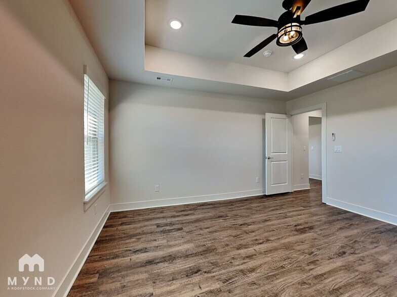 Building Photo - 1402 Love Ln