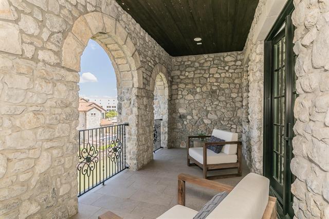Building Photo - 8 Comillas Dr