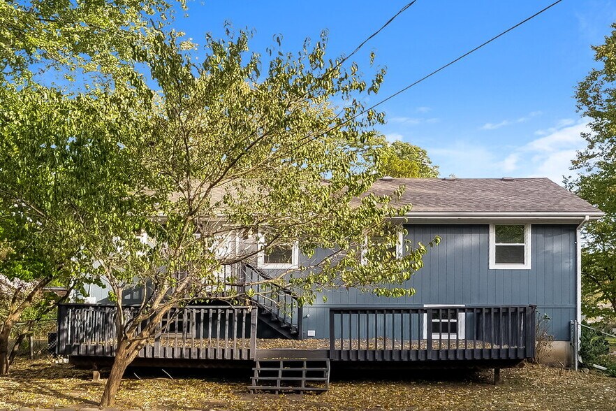 Building Photo - 902 Ridge Dr