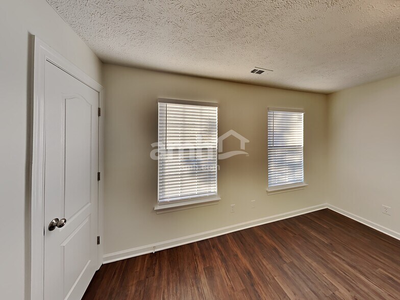 Building Photo - 3470 Esquire Dr