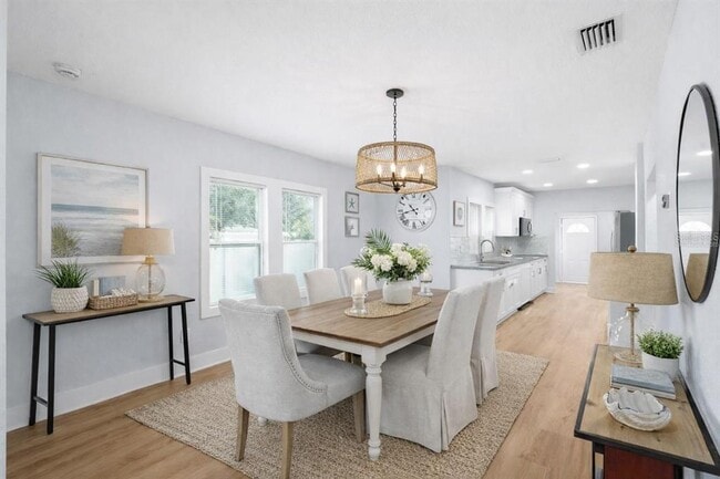 Building Photo - 2606 W Henry Ave