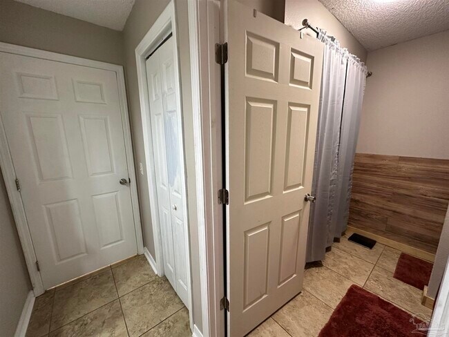 Building Photo - 303 Loveland Cir
