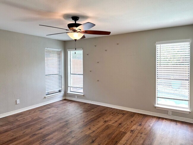 Building Photo - 3 Bed / 2 Bath / 2 Car Gargae / Pool