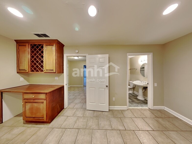 Building Photo - 508 Silver Maple Ln