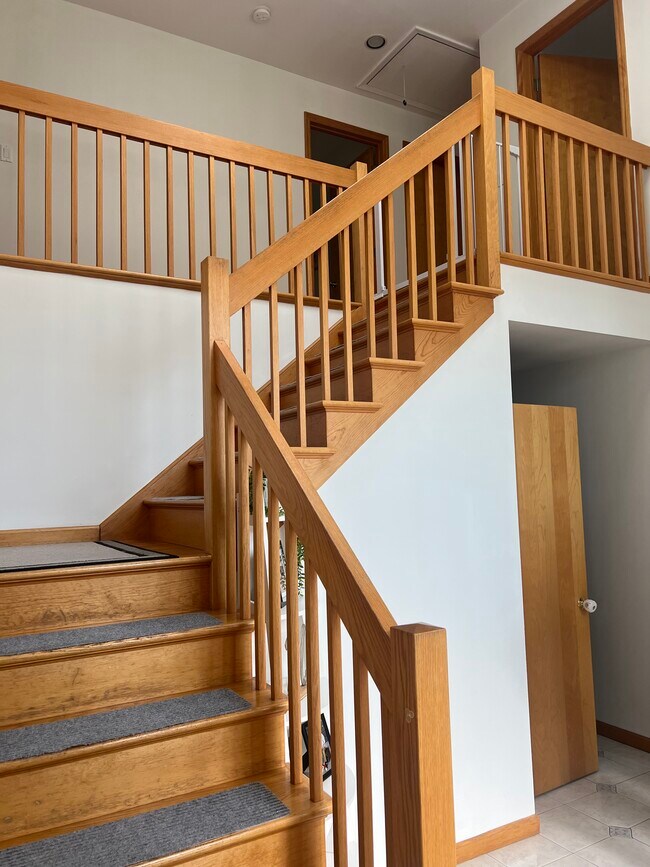 Building Photo - 33 Gainsborg Ave E