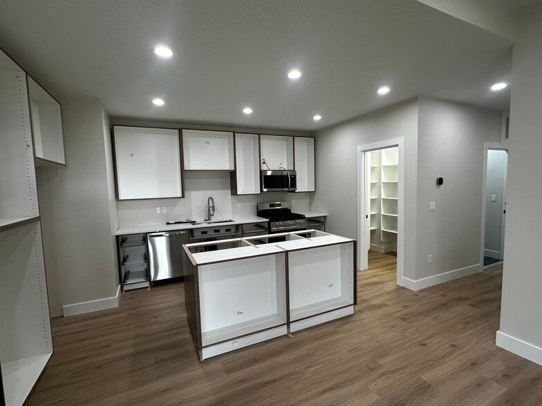 Building Photo - 789 Country Ln