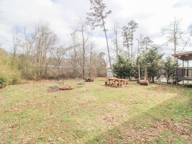 Building Photo - Nice home on a wooded lot! Minutes from Athens!