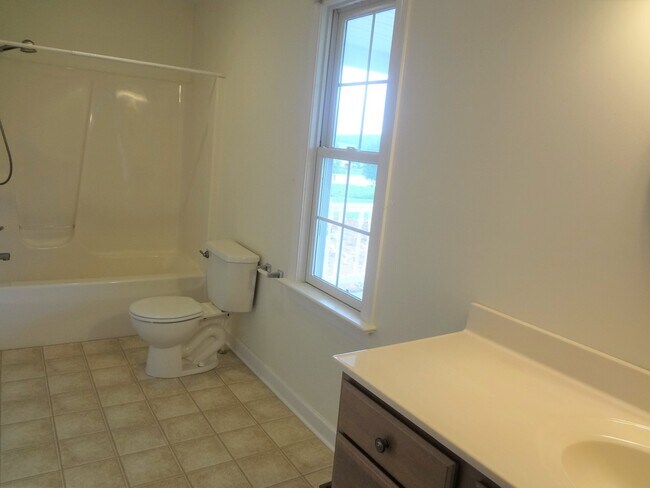 Building Photo - Spacious Detached Home in Great Location a...