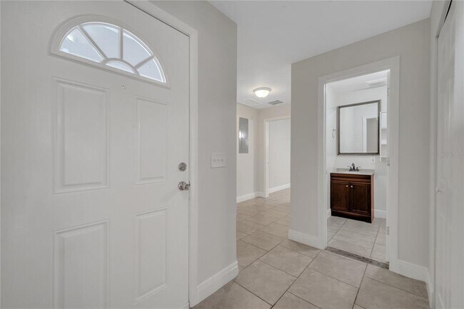 Building Photo - 1395 Meadowbrook St