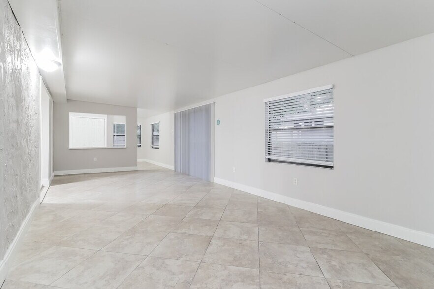 Building Photo - 978 Windsong Cir