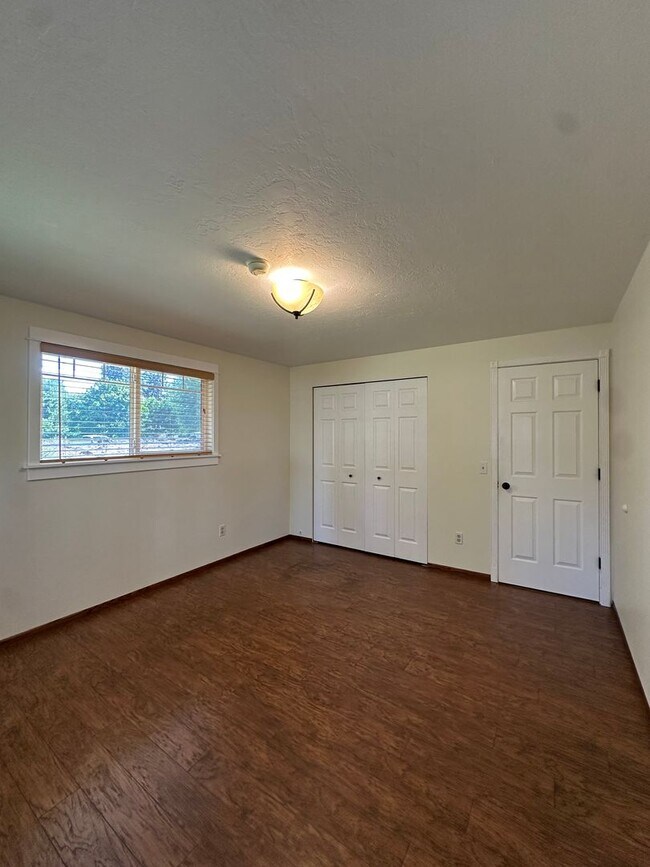 Building Photo - 3 Bed | 2 Bath | 1.17 Acres | Single-Level Home | Mountain Views