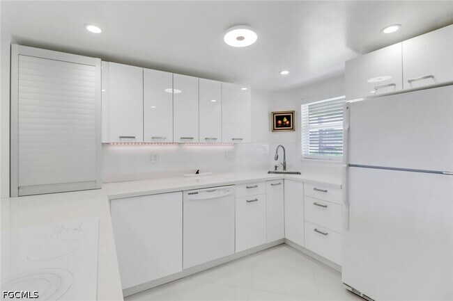 Building Photo - 9 High Point Cir N