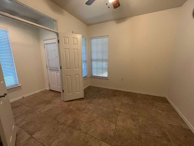 Building Photo - 815 Prairie Grass Ln
