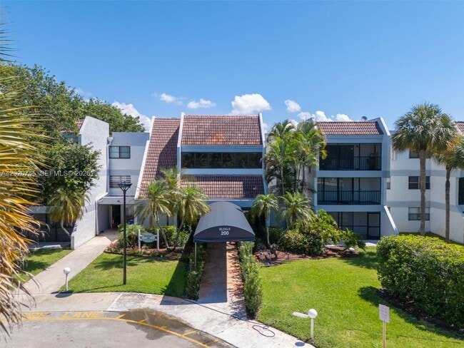 Building Photo - 200 Lakeview Dr