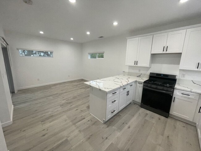 Building Photo - 4BD/2BA, Quick Walk to Campus! (Lease out,...