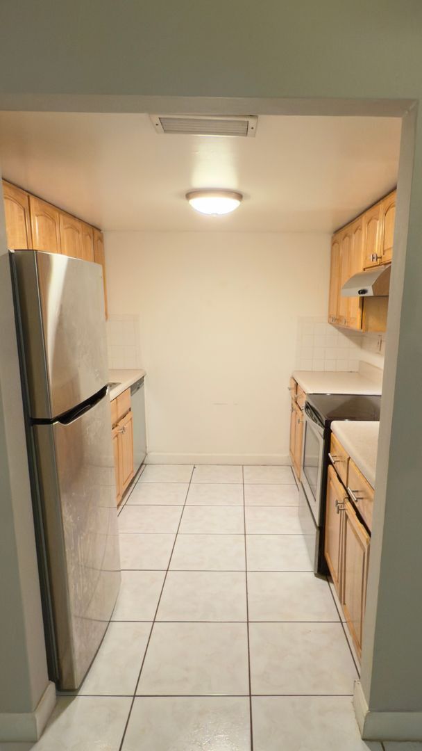 Building Photo - Spacious 1-Bed Condo in Sutton House – 974...
