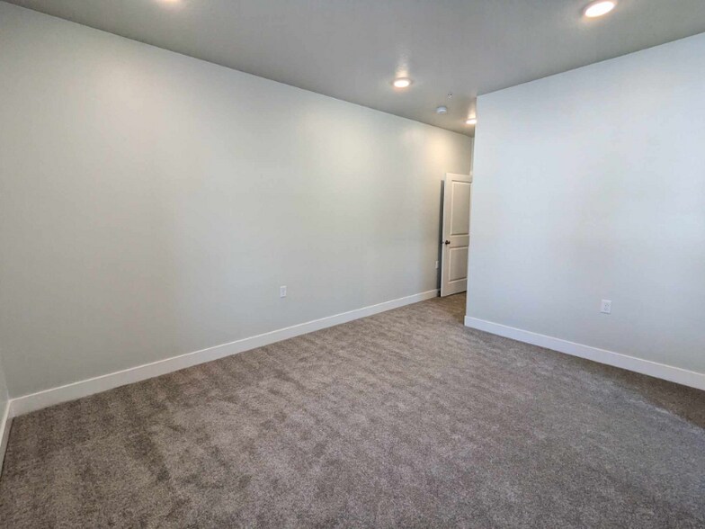 Building Photo - 144 W 1575 N