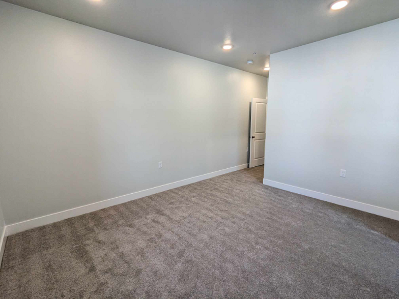 Building Photo - 1561 110