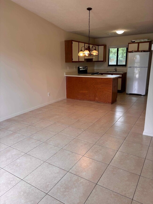 Building Photo - 5045 SE Primrose Way