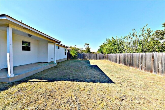 Building Photo - 1110 Henderson Dr