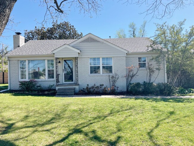 Building Photo - Adorable Midtown Tulsa Bungalow