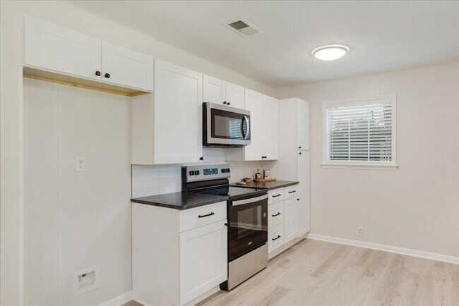 Building Photo - 470 W Marshall Dr