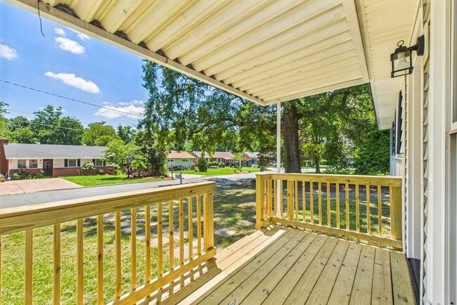 Building Photo - Updated home with New Kitchen, Hardwood Fl...