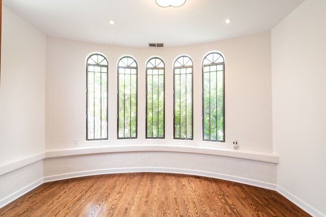 Building Photo - 6 Bed 5 Bath House with Fully Converted Co...