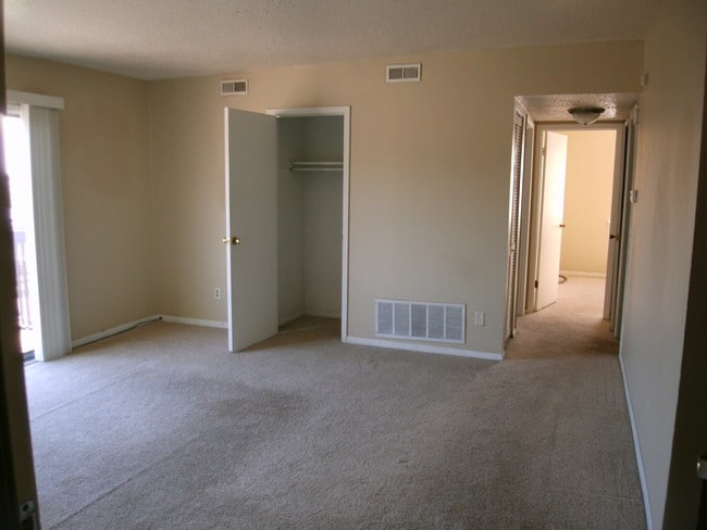 Primary Photo - 3553 Heatherton Dr
