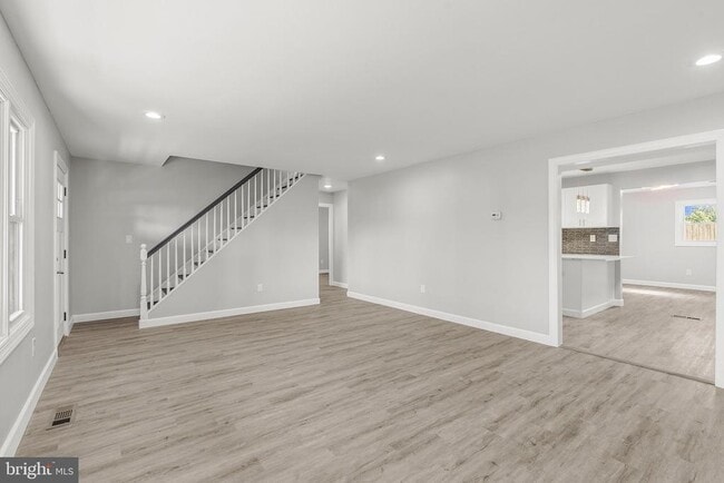 Building Photo - 12 Holbrook Ln