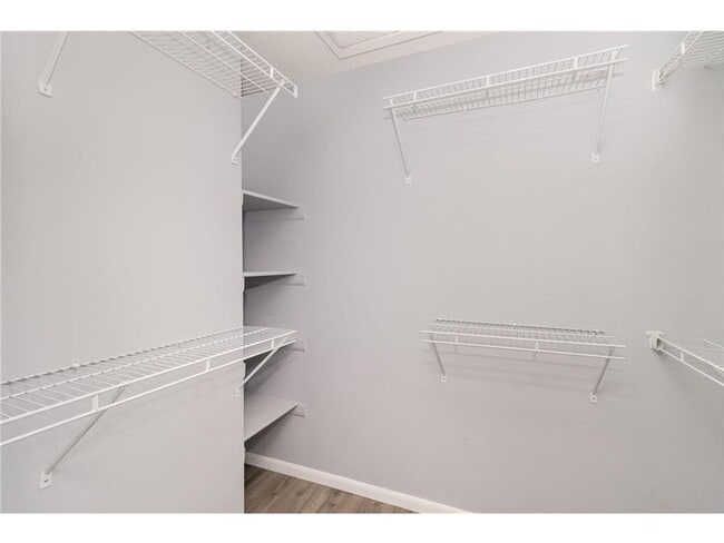 Building Photo - Updated 3 bedroom, 2 bath townhome near Eden Prairie Center!  Available 3/1/26