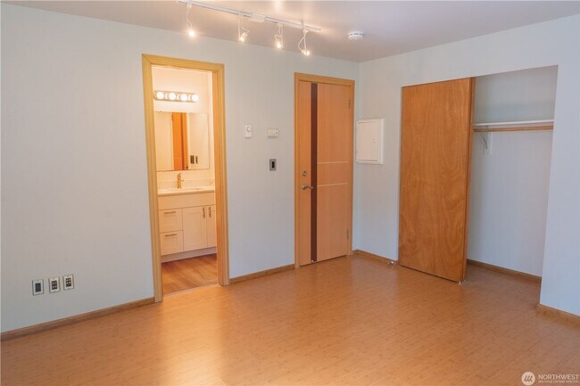 Building Photo - 1Bd/1Ba Redmond Condo