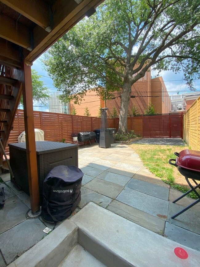 Building Photo - Modern Petworth 2-Bed/Bath with Outdoor Sp...