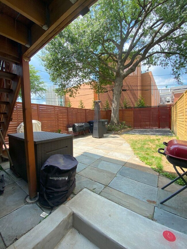 Building Photo - Modern Petworth 2-Bed/Bath with Outdoor Space and All Utilities.