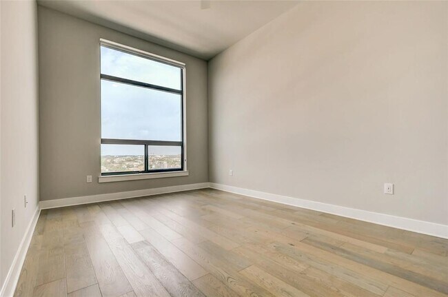 Building Photo - 510 W 20th St