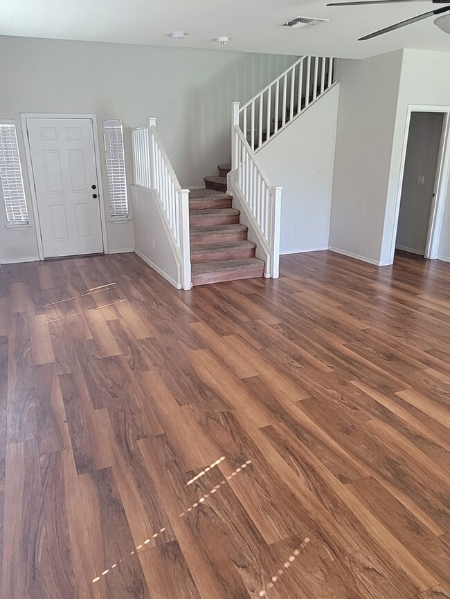 Building Photo - Great 3 bedroom 2.5 bath Two Story House f...