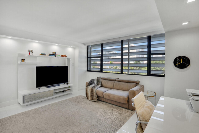 Building Photo - 400 N Flagler Dr