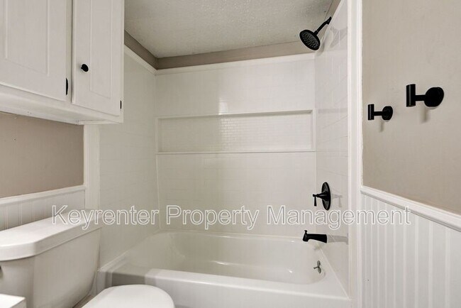 Building Photo - 1120 Kings Ct