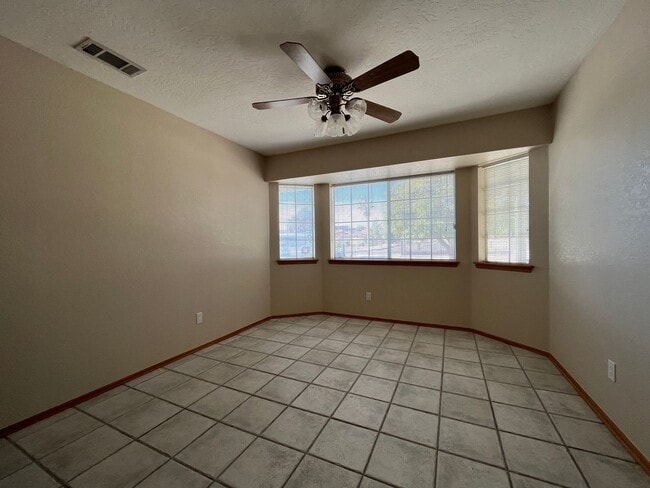 Building Photo - Beautiful 3 bedroom 2 bathroom home in App...