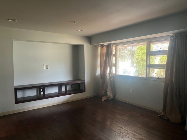 Building Photo - 3 bed/2 bath