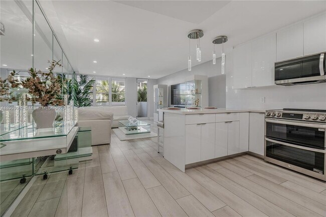 Building Photo - 100 Lincoln Rd