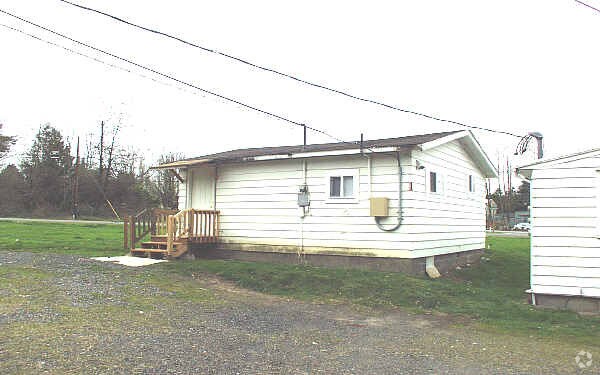 Building Photo - 2600 SE Orient Dr