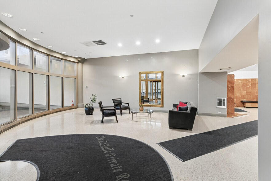 Lobby - 1212 N La Salle Dr