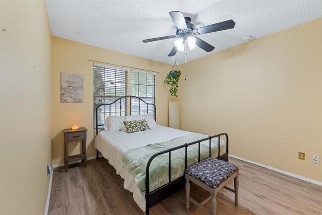 Building Photo - 10212 Rutland Village W