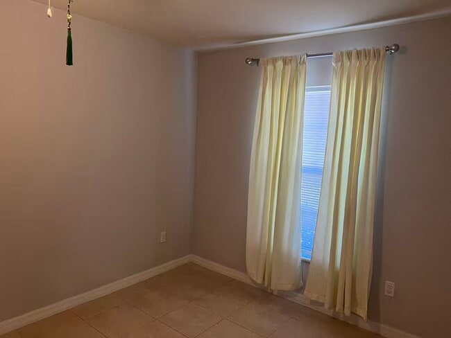 Building Photo - 922 SE 8th St