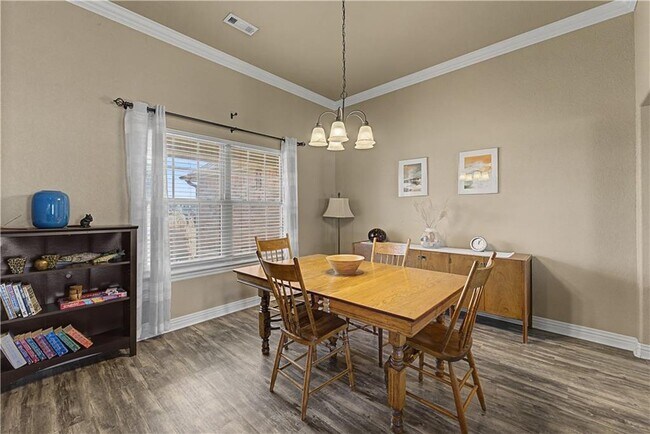 Building Photo - 706 Sedgwick Dr