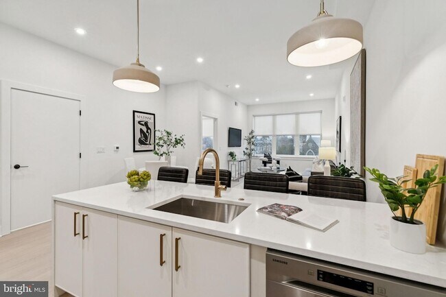 Building Photo - 30 W Allens Ln