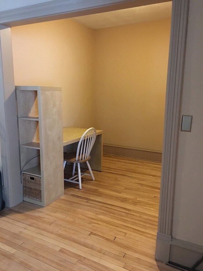 Large foyer can be used for bike storage and more - 3452 Nicollet Ave