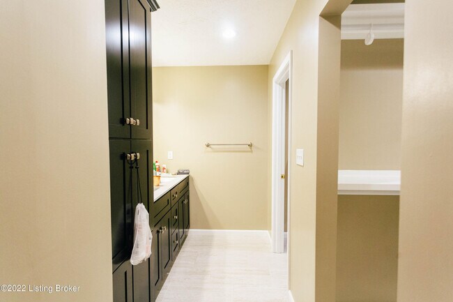 Building Photo - 2417 Ashwood Dr