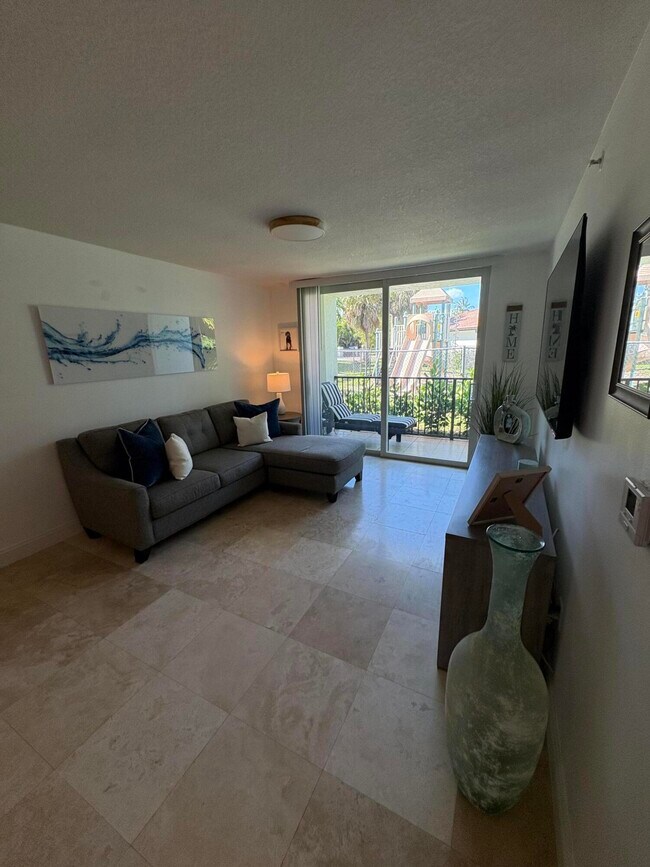 Building Photo - 1205 Villa Cir